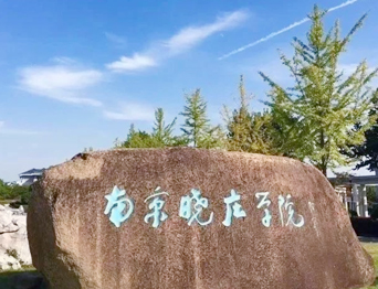 通用舞臺承建：南京曉莊學(xué)院報告廳舞臺項目（舞臺音響、舞臺燈光吊桿、舞臺幕布等）